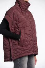 Load image into Gallery viewer, Rino &amp; Pelle Caitlyn Quilted Cape
